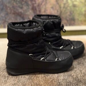MOON BOOT
Protecht Low shell and faux leather snow boots